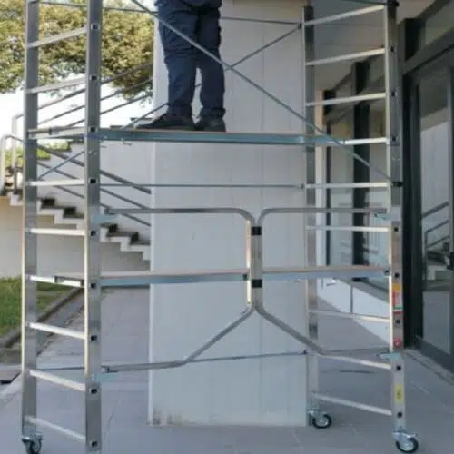 Immagine di un ponteggio mobile, ideale per lavori di costruzione, ristrutturazione e manutenzione.