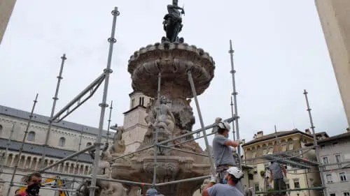 Ponteggi su monumenti: una fotografia che mostra una struttura di sostegno su un monumento storico