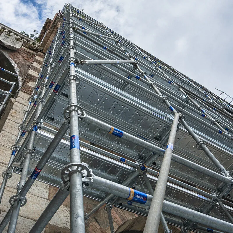 Immagine di una copertura MP83, un ponteggio multidirezionale progettato per fornire una soluzione di sicurezza e accessibilità per lavori di manutenzione in altezza.