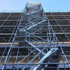 Ponteggio a torre visto dal basso contro il cielo