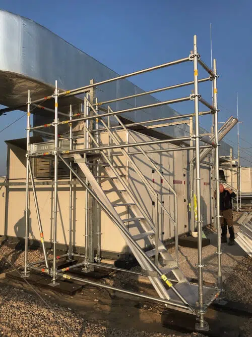 Immagine di una scala da cantiere, utilizzata per l'accesso ai ponteggi.