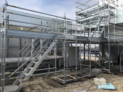 Scala per ponteggi in un cantiere edile, ideale per lavori di manutenzione e costruzione.