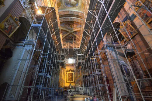 Immagine di una chiesa interna a Villadossola con ponteggi per restauro.