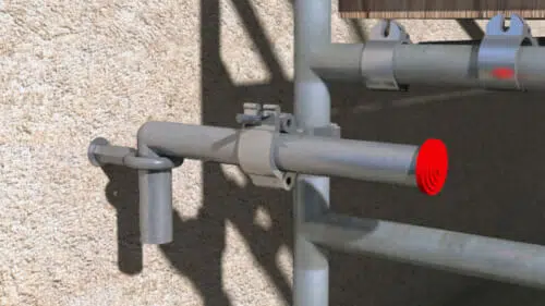Immagine di un ponteggio ancorato a una struttura, mostrando come l'ancoraggio sia una parte importante della sicurezza dei ponteggi.