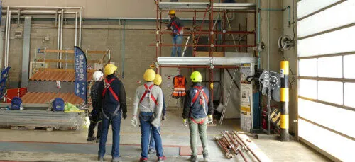 Immagine di una classe di formazione presso Mollo Academy per l'apprendimento del montaggio e smontaggio di ponteggi. La formazione degli operatori di ponteggi è una parte importante della sicurezza sul lavoro.