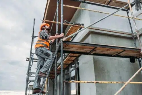 Immagine di un ponteggio installato in una parte comune di un edificio, mostrando come i ponteggi possano essere utilizzati per lavori di manutenzione e riparazione in aree condivise.