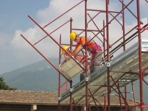 Immagine di un ponteggio in manutenzione, con un tecnico che esegue un controllo di sicurezza.