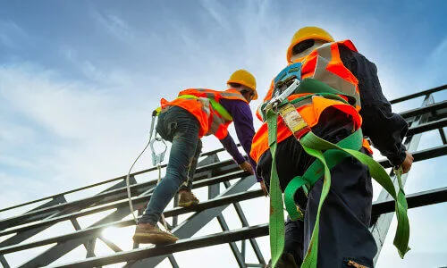 Lavori in quota significato: lavorare in sospensione significa svolgere un lavoro in un ambiente ad altezze elevate, come una piattaforma di lavoro o una scala, con l'obiettivo di completare un compito specifico.