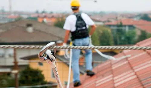 Immagine di un lavoratore in sospensione ad alta quota