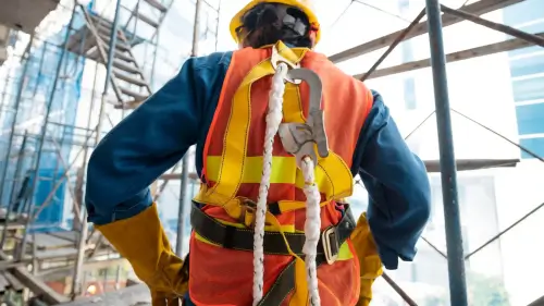 Formazione addetti lavori in quota: una guida per lavorare in sicurezza in sospensione
