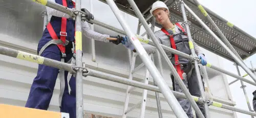 Operaio su ponteggio con misure di prevenzione e protezione