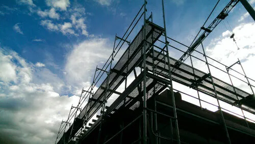 Ponteggi in manutenzione: una vista dall'alto di un cantiere edile con ponteggi in costruzione