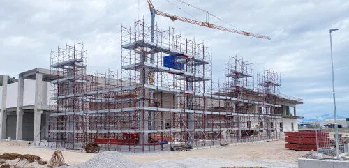 Immagine di un ponteggio in acciaio utilizzato per la manutenzione edilizia
