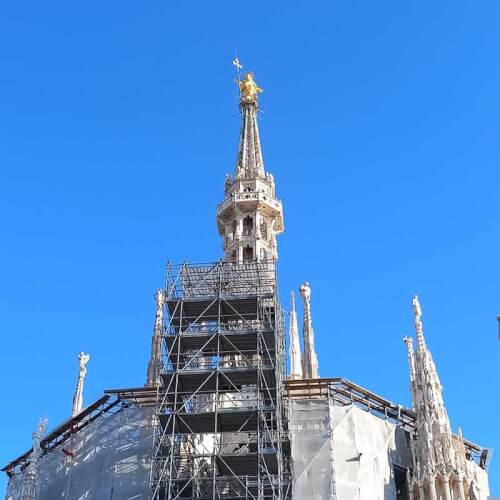 Foto di un ponteggio su un monumento a Milano, Italia, come parte di una notizia sui lavori di ristrutturazione