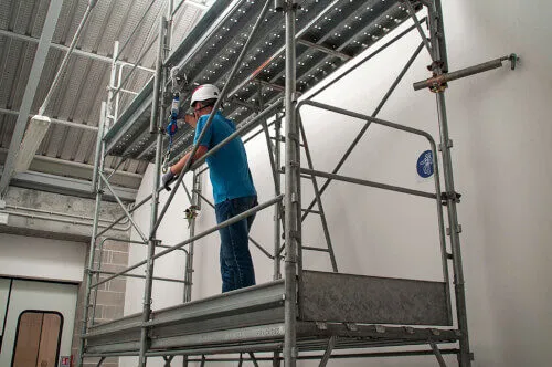 Immagine di un ponteggio in fase di installazione.