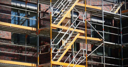 Ponteggi confinanti: Accesso al Fondo secondo l'Articolo 843 del Codice Civile