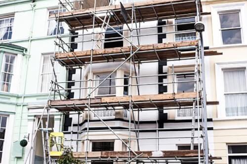 Ponteggio confinante su facciata di edificio su suolo privato, illustrazione di una occupazione del suolo privato