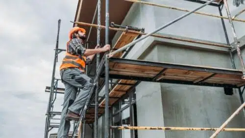 Immagine di un ponteggio confinante con una scritta "Medium