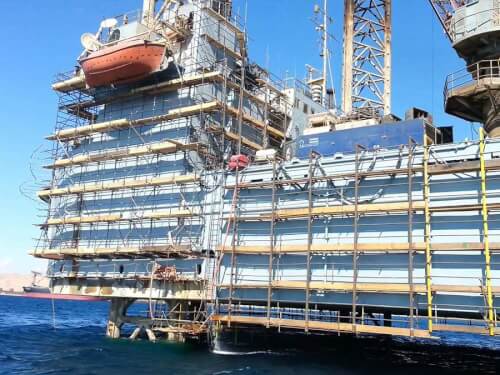 Immagine di una piattaforma petrolifera offshore nell'industria petrolifera offshore.