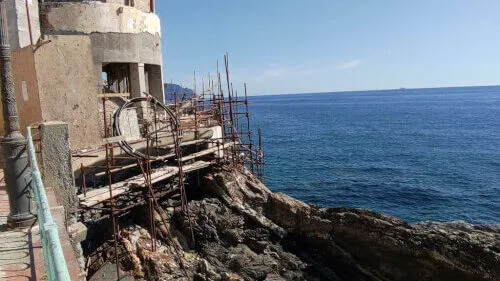 Immagine di un ponteggio Marella 707711, utilizzato per lavori di costruzione e manutenzione in ambienti marini.