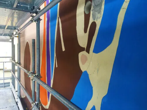 Immagine di un ponteggio murale Mono-13, un sistema di ponteggi leggeri e sicuri per lavori di ristrutturazione e manutenzione