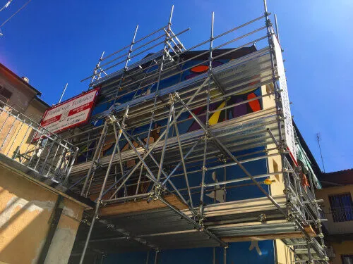 Immagine di una copertina di un ponteggio murale con due piani