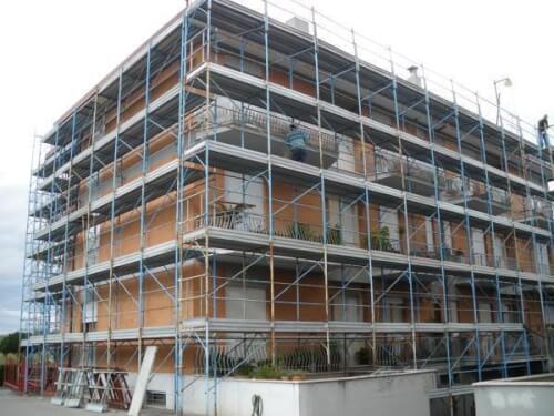 Immagine di un condominio con ponteggi di sicurezza in vista della pioggia