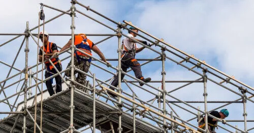 Immagine di un trabattello o ponteggio usato per la manutenzione di edifici e strutture.